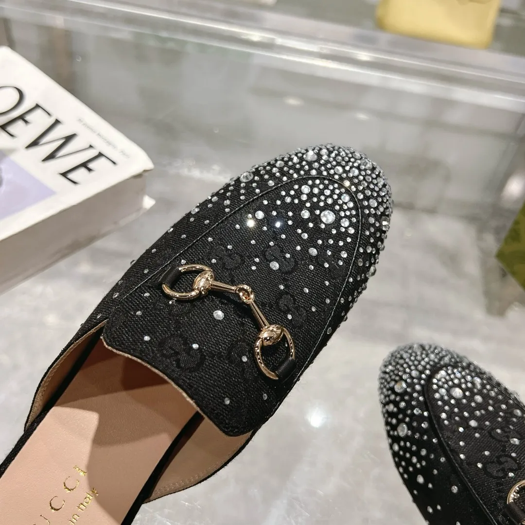 👟👟Ex-factory price 560👟👟 1819-1 Black G diamond (35-41) (40/41 custom-made) As an outstanding representative of Gucci’s design heritage, the Jordaan series of loafers with horsebit buckles vividly highlight the classic and elegant style. Crafted from the brand's signature monogram canvas, this shoe is timeless. Made from soft material and with a refined, smooth silhouette, these shoes are a perfect expression of everyday elegance. Black GG Canvas Women Light Gold Tone Hardware Horsebit Faceted Crystal Detail Leather Sole Flat
